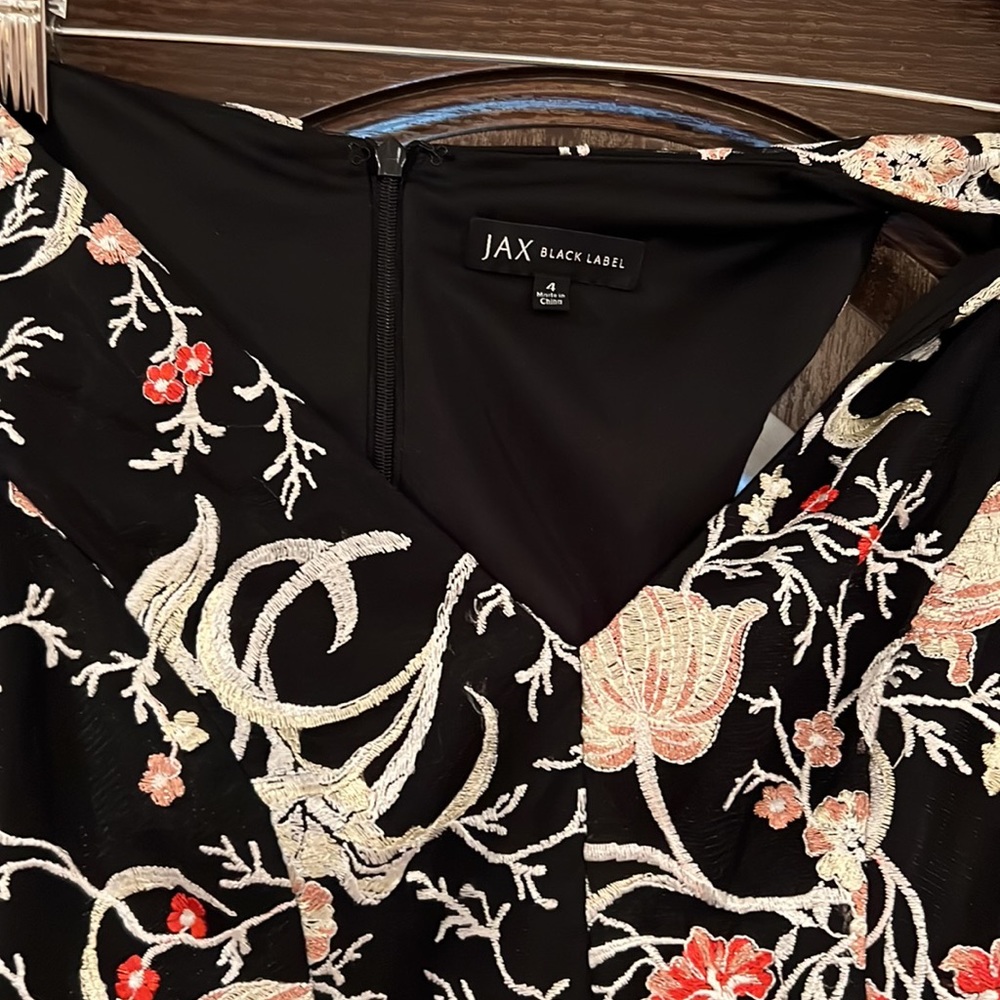 Beautiful dress - Picture 2 of 7